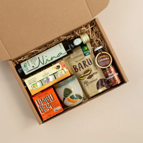 kit de presente sustentável com: mini geleias, azeite, castanha de baru, mel de abelhas nativas, xícara e doce de umbu.