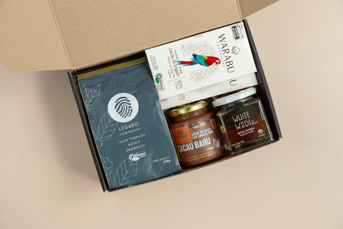 kit de presente sustentável com: café, creme de cacau com castanha baru, chocolate e mel.