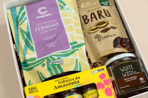 kit de presente sustentável com: café, castanha, geleia e mel. Imagem com aproximação dos elementos.