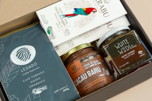 kit de presente sustentável com: café, creme de cacau com castanha baru, chocolate e mel. Imagem com aproximação dos elementos.