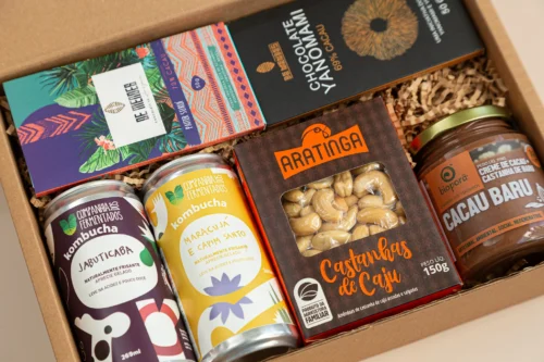 kit de presente sustentável com: kombucha, creme de cacau, castanhas e chocolates. Imagem com aproximação dos elementos.