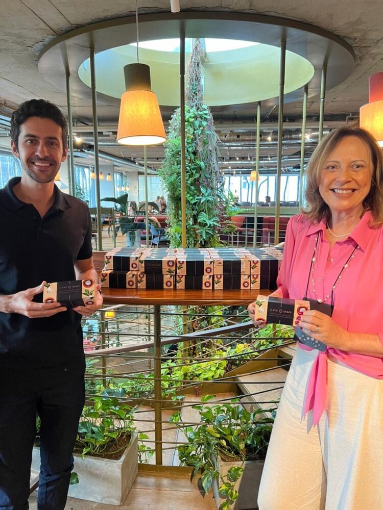 entrega brindes trio de velas da Amazônia wcfo evento aya