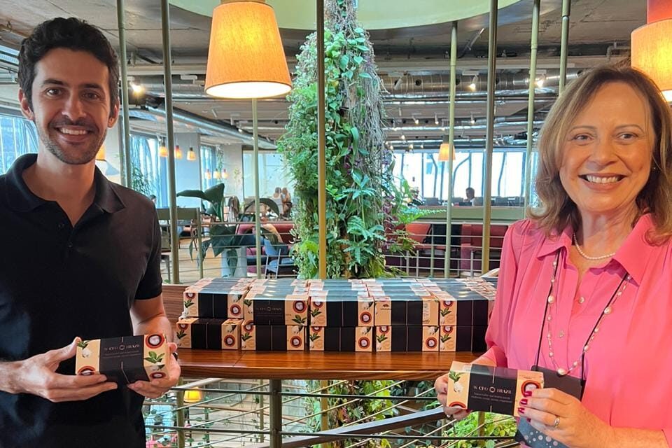 entrega brindes trio de velas da Amazônia wcfo evento aya