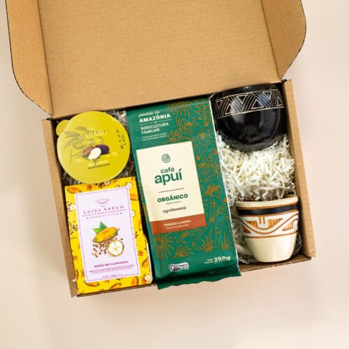 presente sustentável com café, drágeas, snack de amêndoa, cuia e xícara