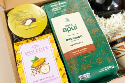 presente sustentável com café, drágeas, snack de amêndoa, cuia e xícara