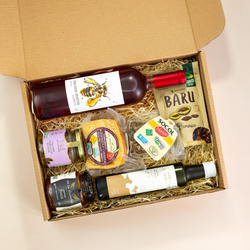 kit presente sustentável com vinho, azeite, geleia, caponata, queijo, socol e castanha de baru