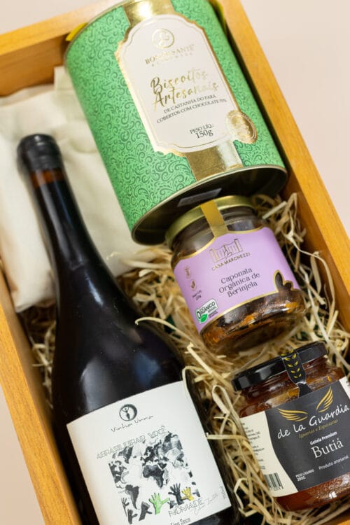 kit presente sustentável especial com vinho, caponata, geleia e biscoito
