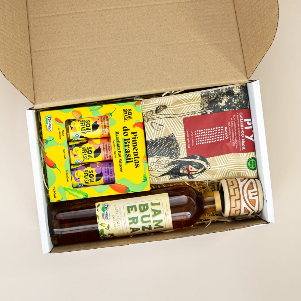 kit de presente sustentável com cachaça, copinho, castanha e molhos de pimenta