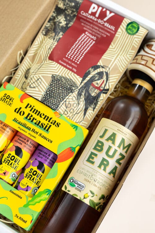kit de presente sustentável com cachaça, copinho, castanha e molhos de pimenta