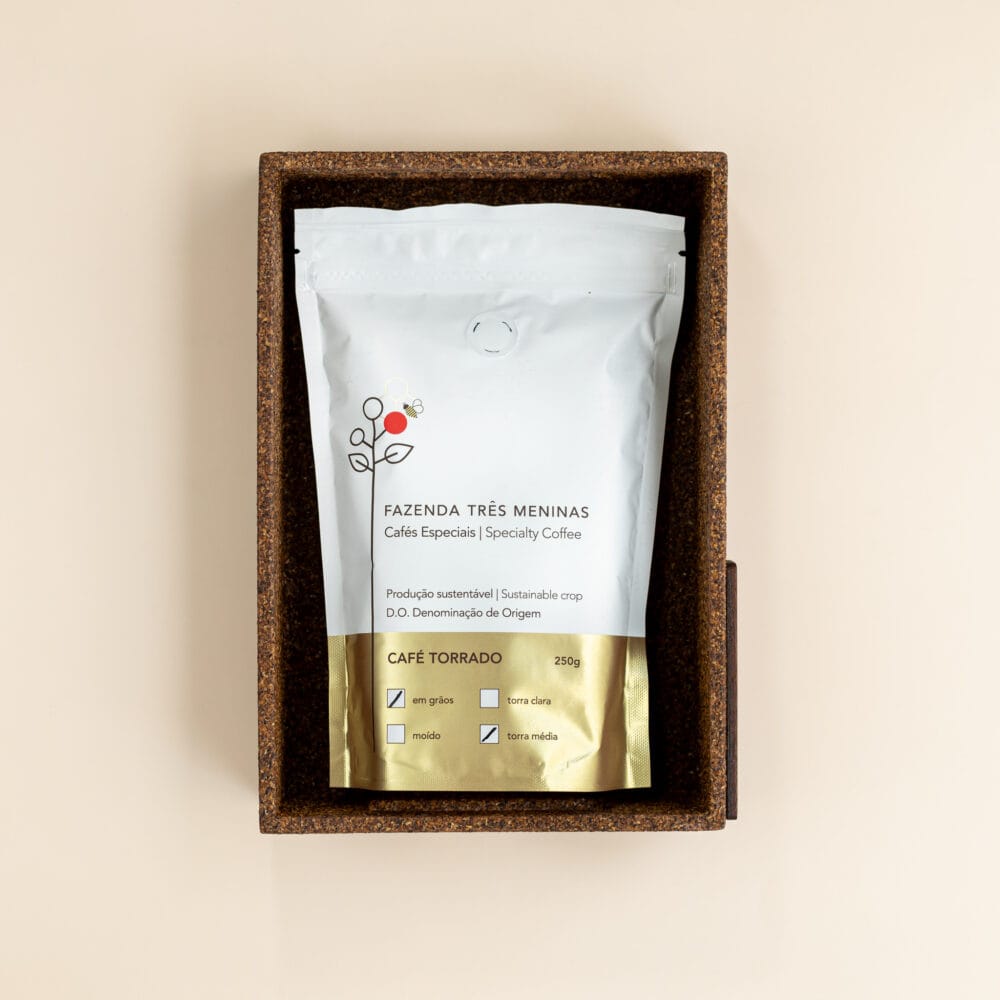 detalhe kit para brinde sustentável com bandeja de palha de café e café sustentável - cerrado