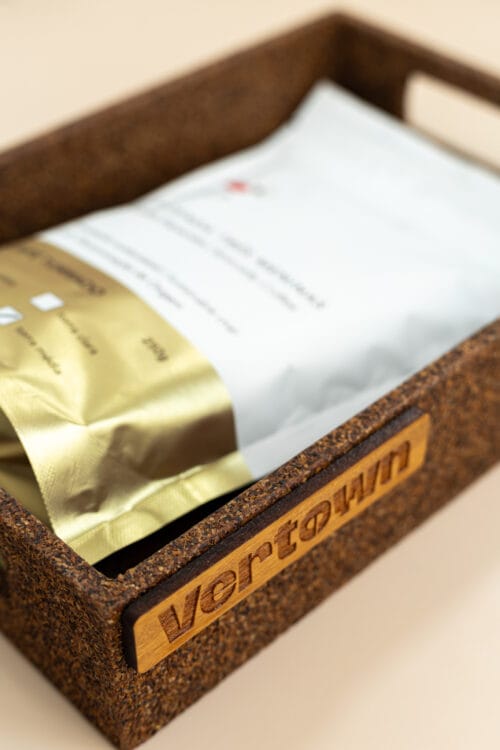 detalhe kit para brinde sustentável com bandeja de palha de café e café sustentável - cerrado