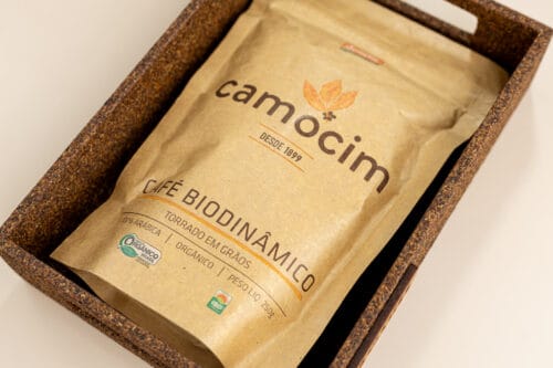 detalhe kit para brinde sustentável com bandeja de palha de café e café sustentável - mata atlântica