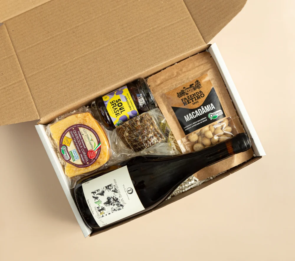 kit de presente sustentável com: vinho orgânico, queijo, socol, macadâmia e geleia jabuticaba.