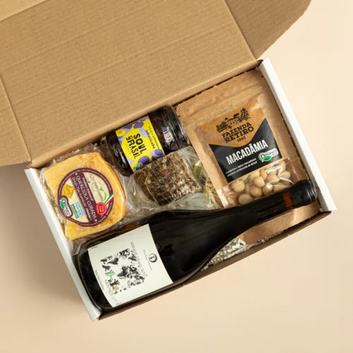 kit de presente sustentável com: vinho orgânico, queijo, socol, macadâmia e geleia jabuticaba.