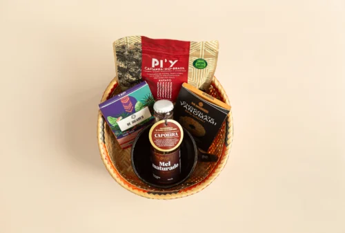 kit de presente sustentável com: mel de abelhas nativas, castanha do brasil, chocolates, urutu Baniwa e cerâmica tukano.