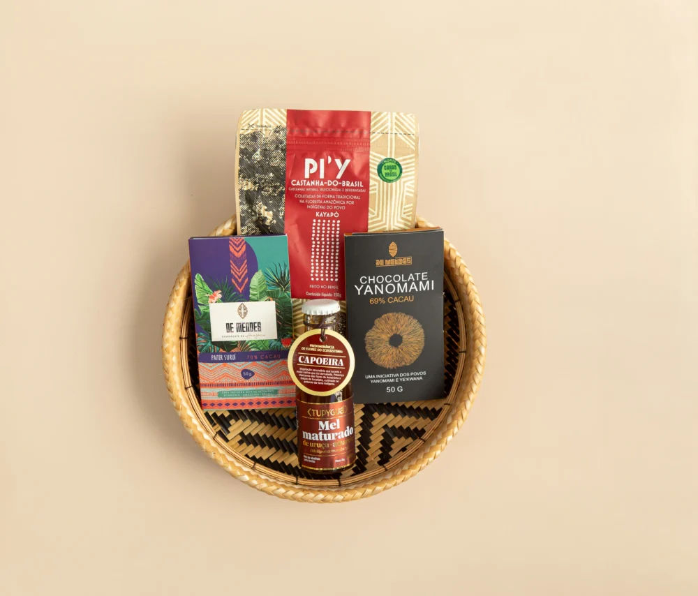 kit de presente sustentável com: mel de abelhas nativas, castanha do Brasil, chocolate Paiter Suruí, chocolate Yanomami, balaio Baniwa.