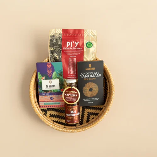 kit de presente sustentável com: mel de abelhas nativas, castanha do Brasil, chocolate Paiter Suruí, chocolate Yanomami, balaio Baniwa.