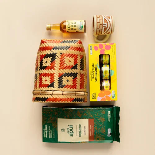 kit de presente sustentável com: café Apuí, trio de geleias, mini cachaça jambu, copinho marajoara e cestaria baniwa.