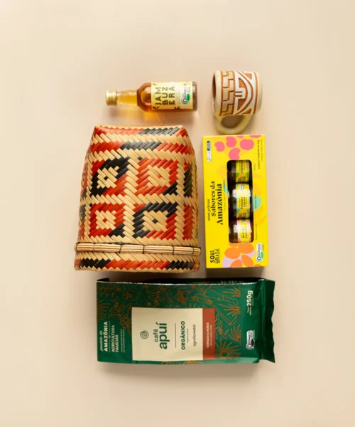kit de presente sustentável com: café Apuí, trio de geleias, mini cachaça jambu, copinho marajoara e cestaria baniwa.