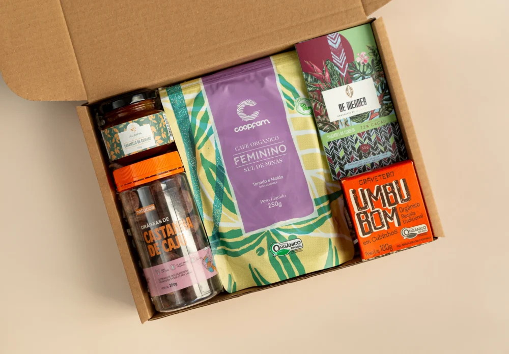kit de presente sustentável com: café feminino, drágeas de castanha de caju, chocolate, caramelo de cumaru, doce de umbu.