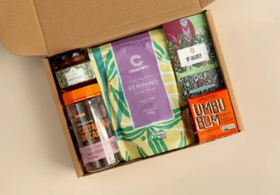 kit de presente sustentável com: café feminino, drágeas de castanha de caju, chocolate, caramelo de cumaru, doce de umbu.