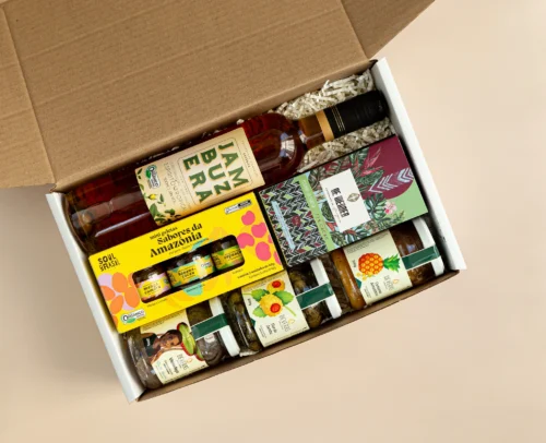 kit de presente sustentável com: cachaça de jambu, kit conservas da Amazônia, kit geleias e chocolate.