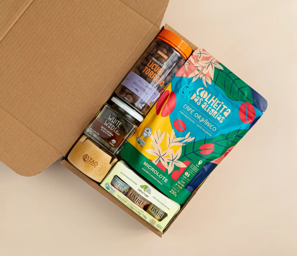 kit de presente sustentável com: café, drágeas de licuri com chocolate, mini geleias da Caatinga, apoio de celular e mel.