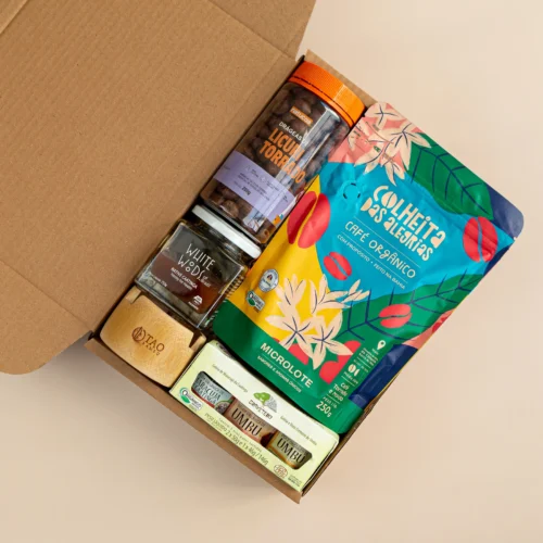 kit de presente sustentável com: café, drágeas de licuri com chocolate, mini geleias da Caatinga, apoio de celular e mel.