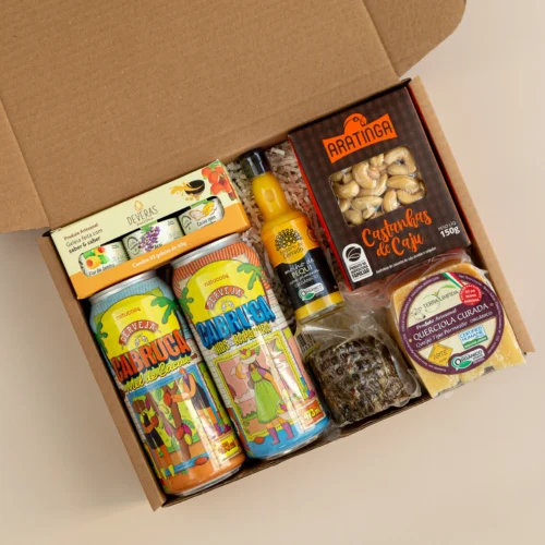 kit de presente sustentável com: cervejas, castanha, socol, molho pequi com pimenta, queijo, trio geleias. kit de presente sustentável com: cervejas, castanha, socol, molho pequi com pimenta, queijo, trio geleias. Imagem com aproximação dos elementos.