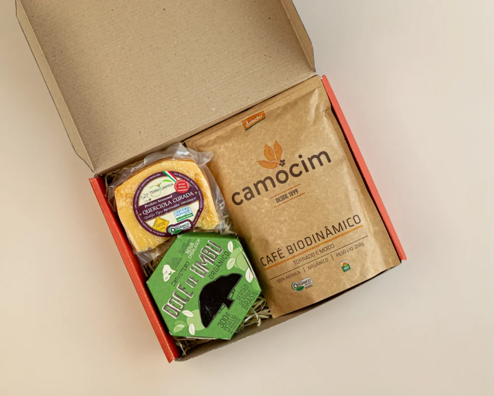 kit de presente sustentável com: café com queijo e doce de umbu.