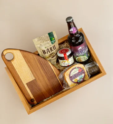 kit de presente sustentável com: tábua, castanha de baru, queijo, socol, cerveja maratinga e geleia de pimenta