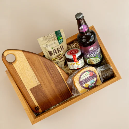 kit de presente sustentável com: tábua, castanha de baru, queijo, socol, cerveja maratinga e geleia de pimenta
