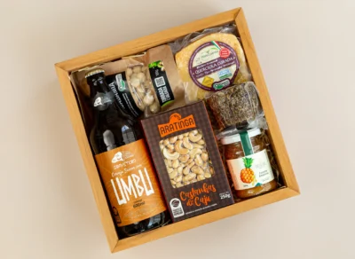 kit de presente sustentável com: cerveja de umbu, castanhas, macadâmias, queijo, socol e conserva Deveras.
