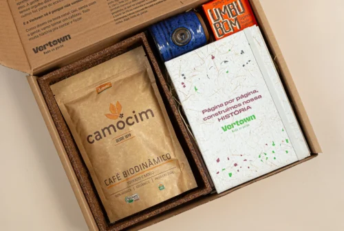 kit de presente sustentável com: bandeja de café, moleskine, copinho, café e doce em cubos.
