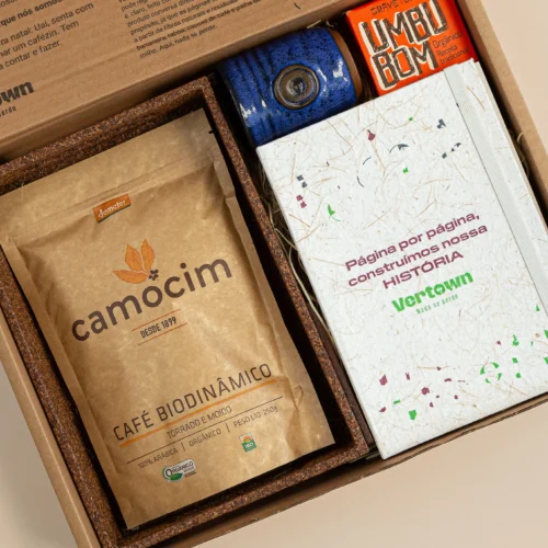 kit de presente sustentável com: bandeja de café, moleskine, copinho, café e doce em cubos.