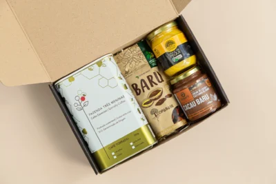 kit de presente sustentável com: café três meninas, creme de baru, creme de pequi e castanhas de baru