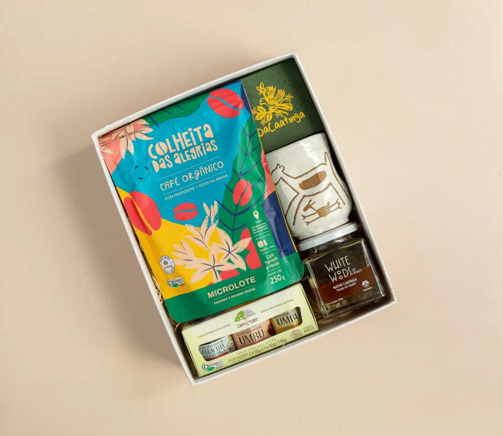 kit de presente sustentável com: doce de umbu Da Caatinga, trio de geleias Coopercuc, mel da caatinga, café Colheita das Alegrias e xícara.