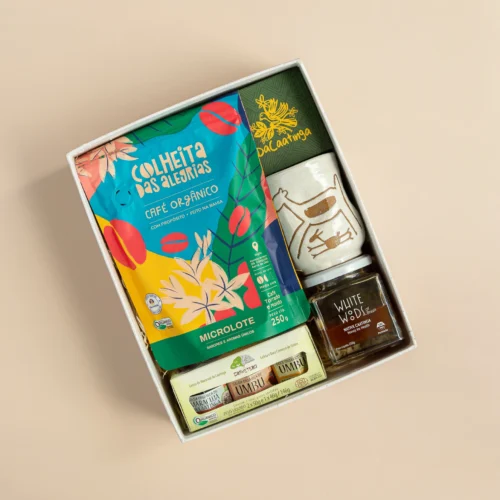 kit de presente sustentável com: doce de umbu Da Caatinga, trio de geleias Coopercuc, mel da caatinga, café Colheita das Alegrias e xícara.