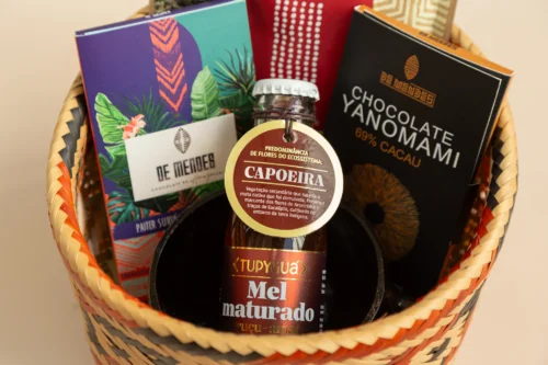 kit de presente sustentável com: mel de abelhas nativas, castanha do brasil, chocolates, urutu Baniwa e cerâmica tukano. Imagem com aproximação dos elementos.