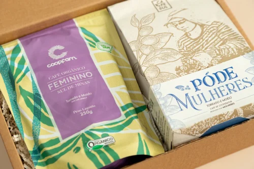 kit de presente sustentável com: café orgânico feminino e café póde mulheres. Imagem com aproximação dos elementos.