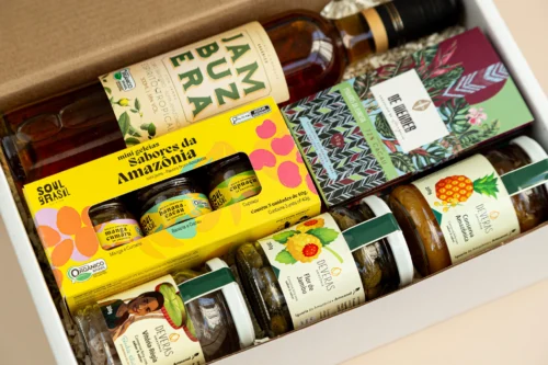 kit de presente sustentável com: cachaça de jambu, kit conservas da Amazônia, kit geleias e chocolate. Imagem com aproximação dos elementos.