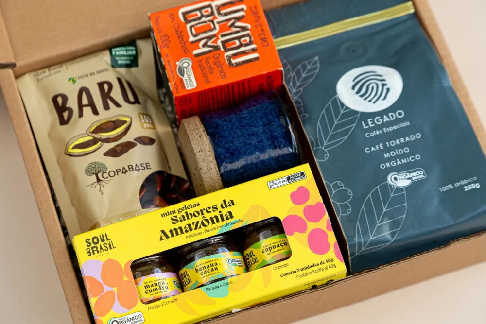 kit de presente sustentável com: café, mini geleias, castanhas e doce de umbu. Imagem com aproximação dos elementos.