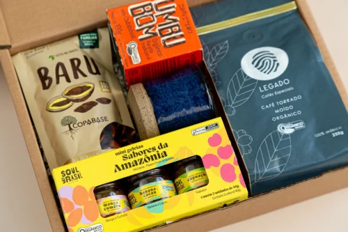 kit de presente sustentável com: café, mini geleias, castanhas e doce de umbu. Imagem com aproximação dos elementos.
