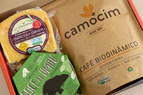 kit de presente sustentável com: café com queijo e doce de umbu. Imagem com aproximação dos elementos.