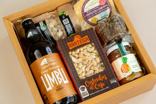 kit de presente sustentável com: cerveja de umbu, castanhas, macadâmias, queijo, socol e conserva Deveras. Imagem em aproximação dos elementos.