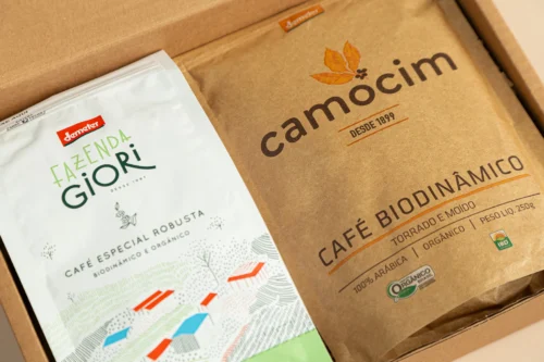 cafés Camocim e Biogiori. Imagem com aproximação dos elementos.